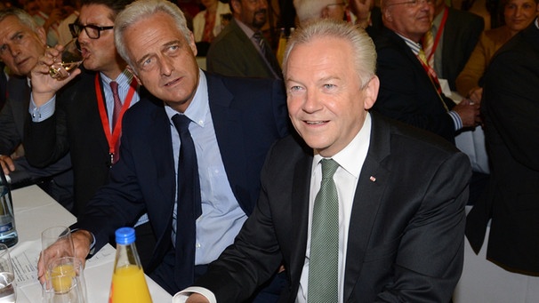 Bundesverkehrsminister Peter Ramsauer (l, CSU) und DEutsche Bahnchef Rüdiger Grube sitzen am 19.07.2013 bei Hohenstadt (Baden-Württemberg) an einem Tisch | Bild: pa/dpa