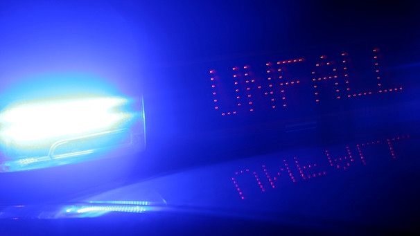 Symbolbild: Polizeieinsatz bei Nacht, Blaulicht, Anzeige "Unfall" | Bild: picture-alliance/dpa