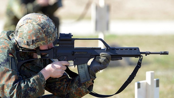 Reservisten schießen auf dem Truppenübungsplatz Lehnin (Brandenburg) mit dem G36-Standardgewehr | Bild: picture-alliance/dpa