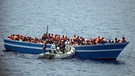 Flüchtlinge auf einem Boot direkt vor der libyschen Küste. Das Foto wurde von der italienischen Marine zur Verfügung gestellt. | Bild: picture-alliance/dpa/Italienischen Marine