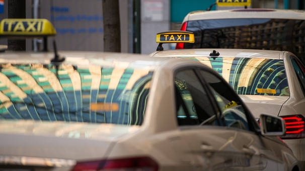 Taxis von hinten an Taxistand | Bild: pa/dpa