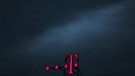 Dunkle Wolken hinter einem Telekom-Schriftzug | Bild: dpa-Bildfunk