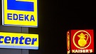 Die Leuchtreklamen von zwei Supermärkten der Ketten Kaiser's Tengelmann und Edeka | Bild: pa/dpa/Jörg Carstensen