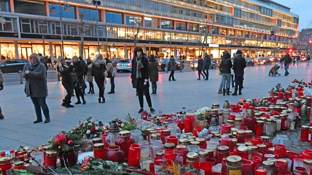 Gedenken an die Attentatsopfer auf dem Breitscheidplatz in Berlin. Am 19. Dezember 2016 hatte der Tunesier Anis Amri auf dem Weihnachtsmarkt hier mit einem Lastwagen 11 Menschen ermordet und zahlreiche andere Weihnachtsmarktbesucher teils schwer verletzt.  | Bild: pa/dpa/Winfried Rothermel