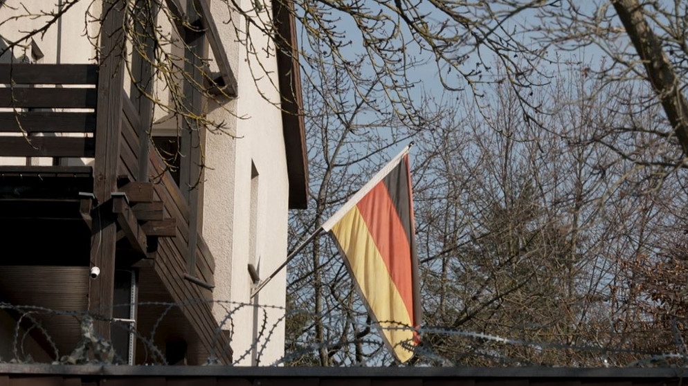 Am Verbindungshaus der Prager Burschenschaft Teutonia zu Würzburg weht eine Deutschlandfahne. | Bild: BR