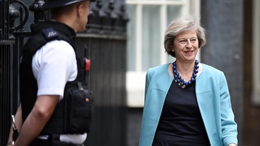 Britain's Secretary of State for the Home Department Theresa May (R) arrives for a cabinet meeting at Downing Street in London, Britain | Bild: picture-alliance/dpa