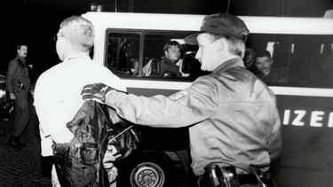 Tino Brandt wird nach einem Neonazi-Überfall 1995 von einem Polizisten in Jena in Gewahrsam genommen. | Bild: picture-alliance/dpa