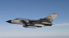 Ein IDS-Tornado des Aufklärungsgeschwaders 51 "Immelmann" auf einer Aufklärungsmission (undatiertes Handout der Luftwaffe) | Bild: picture-alliance/dpa