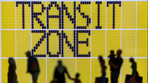Illustration: Figuren stehen vor dem Schriftzug "Transitzone" | Bild: dpa-Bildfunk