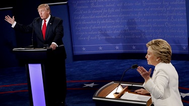 Democratic presidential nominee Hillary Clinton and Republican presidential nominee Donald Trump debate during the third presidential debate | Bild: picture-alliance/dpa