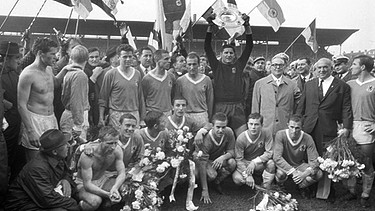 Am 28. Mai 1966 erringt 1860 München  gegen den Hamburger SV am letzten Spieltag der Saison 1965/66 zum ersten Mal die Deutsche Fußballmeisterschaft im Grünwalder Stadion in München | Bild: picture-alliance/dpa/Klaus-Dieter Heirler