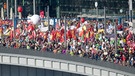 Gegen TTIP: Hunderttausend marschieren mit Transparenten und Mottowagen zur Berliner Siegessäule | Bild: dpa-Bildfunk/Kay Nietfeld