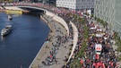 Gegen TTIP: Mehr als 150.000 marschieren mit Transparenten und Mottowagen zur Berliner Siegessäule | Bild: dpa-Bildfunk/Kay Nietfeld