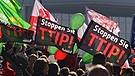 Gegen TTIP: Hunderttausend marschieren mit Transparenten und Mottowagen zur Berliner Siegessäule | Bild: dpa-Bildfunk/Wolfram Steinberg