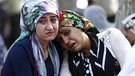 Zwei Frauen trauern um Opfer des Bombenanschlags auf eine Hochzeitsfeier im türkischen Gaziantep am 20.8.16 | Bild: picture-alliance/dpa