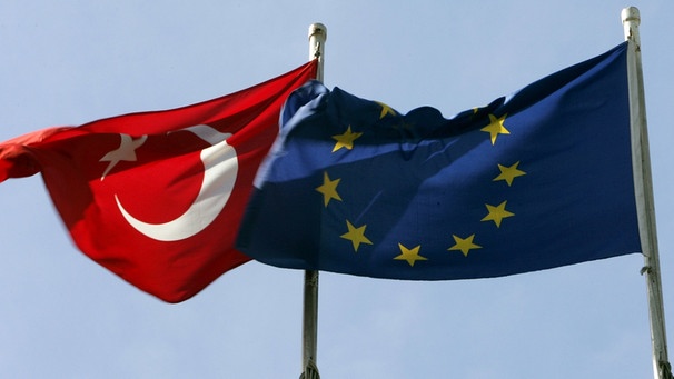 Türkische und EU-Flaggen im Wind | Bild: picture-alliance/dpa/Matthias Schrader