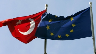 Türkische und EU-Flaggen im Wind | Bild: picture-alliance/dpa/Matthias Schrader