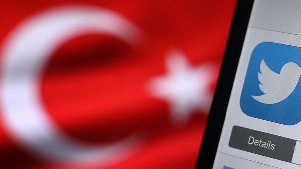 Türkische Flagge und Twitterlogo | Bild: picture-alliance/dpa