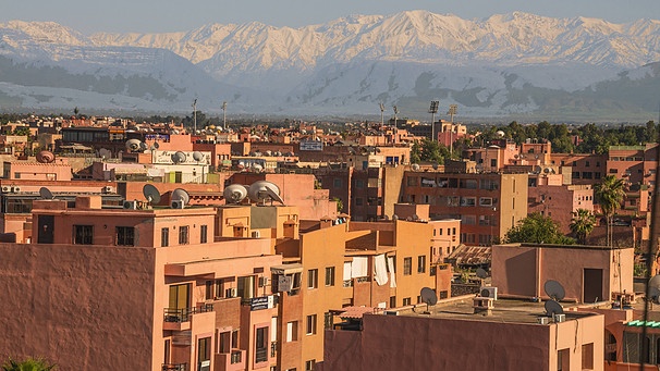 Ein Blick auf Marrakesch mit dem Atlasgebirge im Hintergrund | Bild: picture-alliance/dpa/Guy Thouvenin