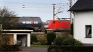 Güterzug fährt an Wohnhaus vorbei | Bild: picture-alliance/dpa