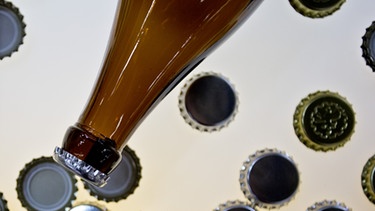 Kronkorken und eine Bierflasche | Bild: picture-alliace/dpa