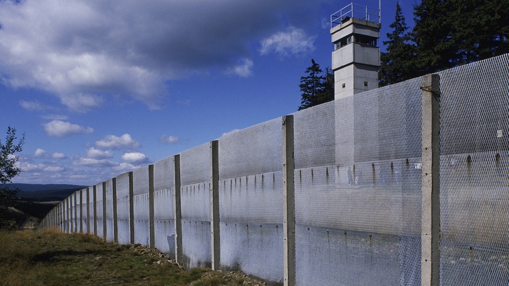 DDR-Grenze – Grenzzaun und Wachtturm (Archivbild aus dem Jahr 1990) | Bild: picture-alliance/dpa