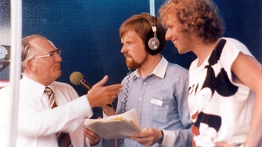 Thomas Gottschalk (rechts) neben Eberhard Schellenberger (Mitte) 1983 auf der Mainfrankenmesse | Bild: BR-Mainfranken
