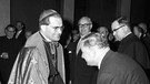 Kardinal Julius Döpfner wird vom bayerischen Ministerpräsidenten Alfons Goppel begrüßt | Bild: picture-alliance/dpa