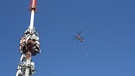 Helikoper fliegt neue Spitze an den BR-Sender Kreuzberg | Bild: BR / Anke Gundelach