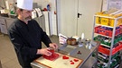 Klaus Peter Borst bereitet Süßspeisen zu | Bild: BR-Mainfranken / Norbert Steiche