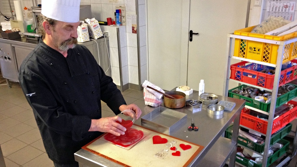 Klaus Peter Borst bereitet Süßspeisen zu | Bild: BR-Mainfranken / Norbert Steiche