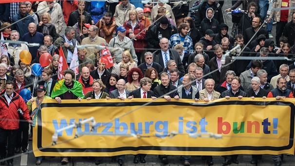 Demonstration mit Banner "Würzburg ist bunt" | Bild: picture-alliance/dpa