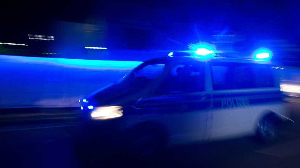 Symbolbild: Blaulicht und Polizeiwagen in der Nacht | Bild: picture alliance / dpa