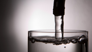 Wasser läuft in Glas | Bild: picture-alliance/dpa