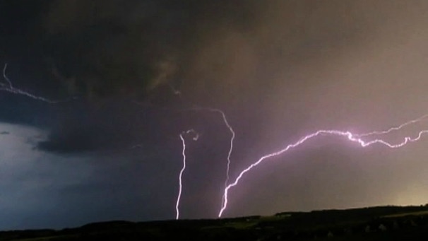 Blitze am Himmel | Bild: Bayerischer Rundfunk