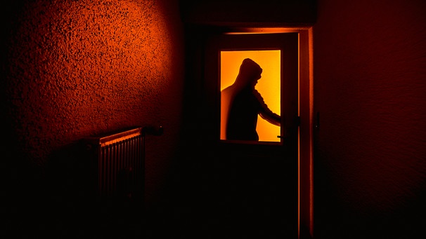 Symbolbild Vergewaltigung: Mann öffnet eine Türe | Bild: picture-alliance/dpa