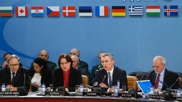 Georgia's Minister of Defence Tinatin Khidasheli (L) and NATO Secretary General Jens Stoltenberg (R) address a NATO-Georgia Commission defense ministers meeting at the Alliance's headquarters in Brussels  | Bild: Reuters (RNSP)