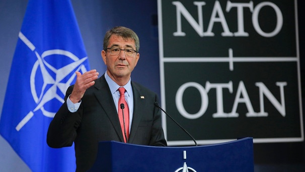 US Secretary of State for Defense Ashton Carter gives a press conference on the second day of the NATO Defense Ministers Council at alliance headquarters in Brussels, Belgium | Bild: picture-alliance/dpa
