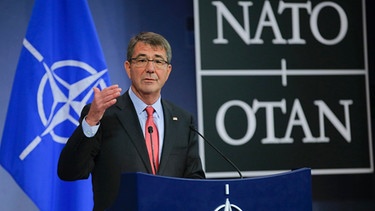 US Secretary of State for Defense Ashton Carter gives a press conference on the second day of the NATO Defense Ministers Council at alliance headquarters in Brussels, Belgium | Bild: picture-alliance/dpa