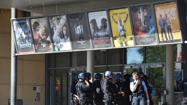 SEK-Einsatz am Kinokomplex in Viernheim, in dem sich ein bewaffneter Mann verschanzt hatte. | Bild: dpa/Simon Ribnitzky