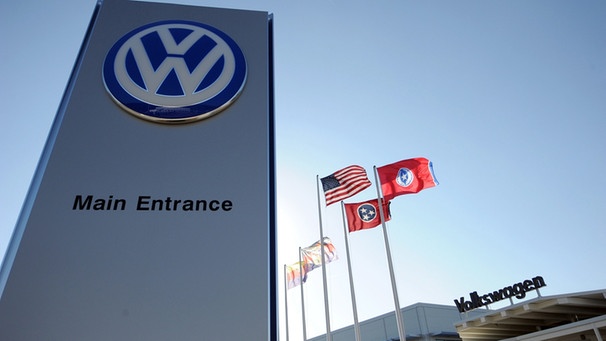 A file photo dated 21 February 2012 shows the main entrance of the of the Volkswagen automobile assembly plant in Chattanooga, Tennessee, USA.  | Bild: picture-alliance/dpa