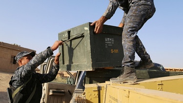 Irakische Sicherheitskräfte verladen Waffen | Bild: Reuters (RNSP)