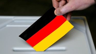 Eine hand steckt einen schwarz-rot-goldenen Stimmzettel in eine Wahlurne | Bild: pa/dpa/Ulrich Baumgarten