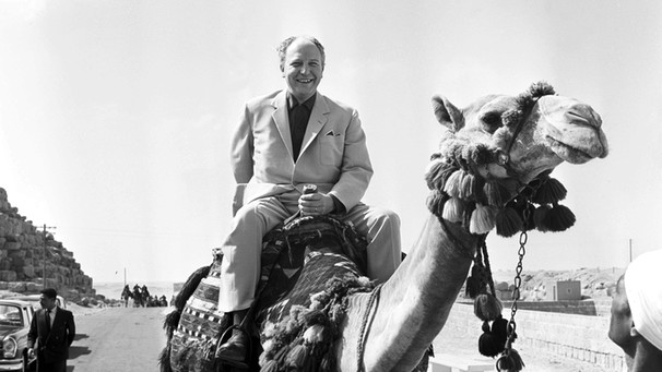 1963: Walter Scheel als Minister beim Kamelreiten in Ägypten | Bild: picture-alliance/dpa