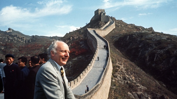Walter Scheel 1972 an der Chinesischen Mauer | Bild: picture-alliance/dpa