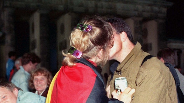 Küssendes Paar in Deutschlandfahne am 3.10.1990 | Bild: picture-alliance/dpa