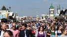 Menschenmenge auf dem Münchner Oktoberfest  | Bild: picture-alliance/dpa