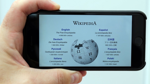 Wikipedia auf einem Smartphone-Display | Bild: picture-alliance/dpa