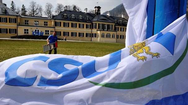 Wildbad Kreuth mit CSU-Flagge | Bild: picture-alliance/dpa