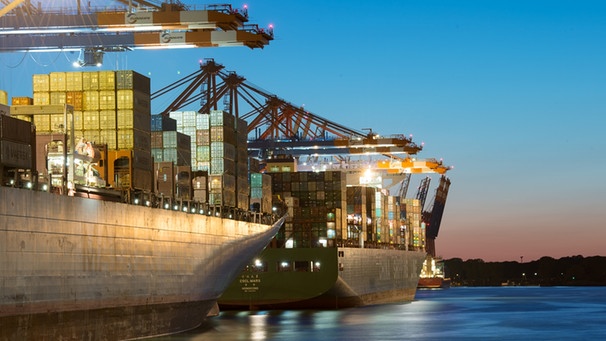 Containerschiffe liegen am 25.08.2014 während der Abenddämmerung im Hafen in Hamburg. | Bild: picture-alliance/dpa
